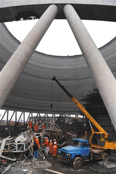 江西宜春豐城市電廠平臺坍塌事故現場圖
